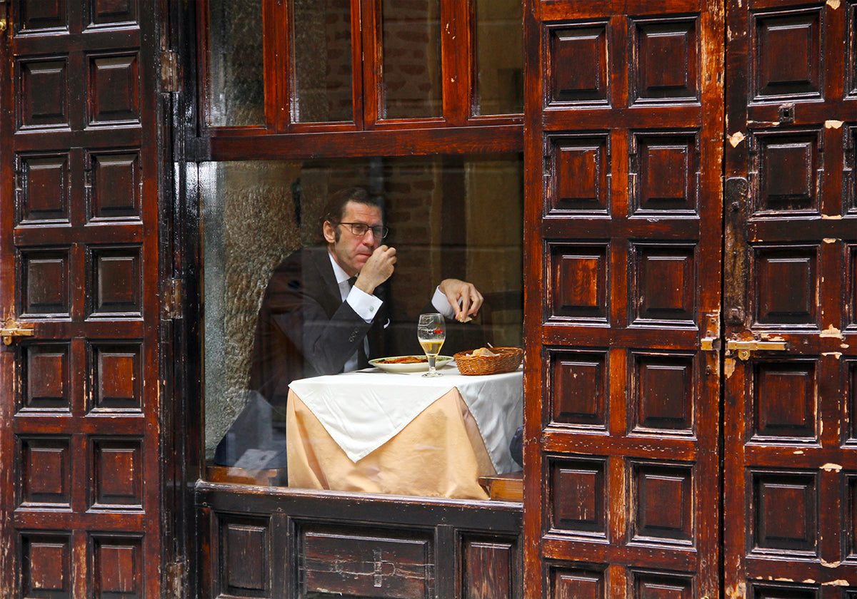 Lonely Man Dinner in Madrid&#039;s Latin Quarter Plakat