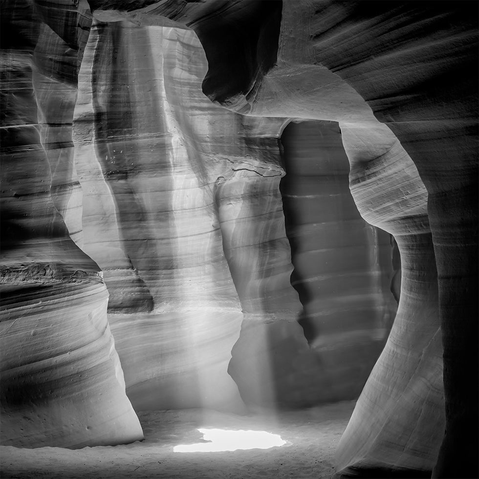 MONOCHROME ANTELOPE CANYON Gorgeous Lightbeam Plakat