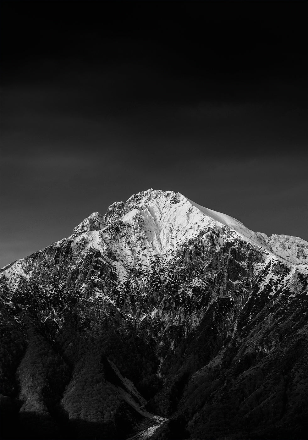 A Large Snow-Capped Mountain Portrait Plakat