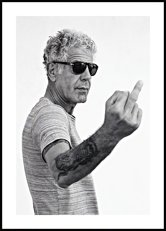 Anthony Bourdain Middle Finger Plakat - Posterbox.dk