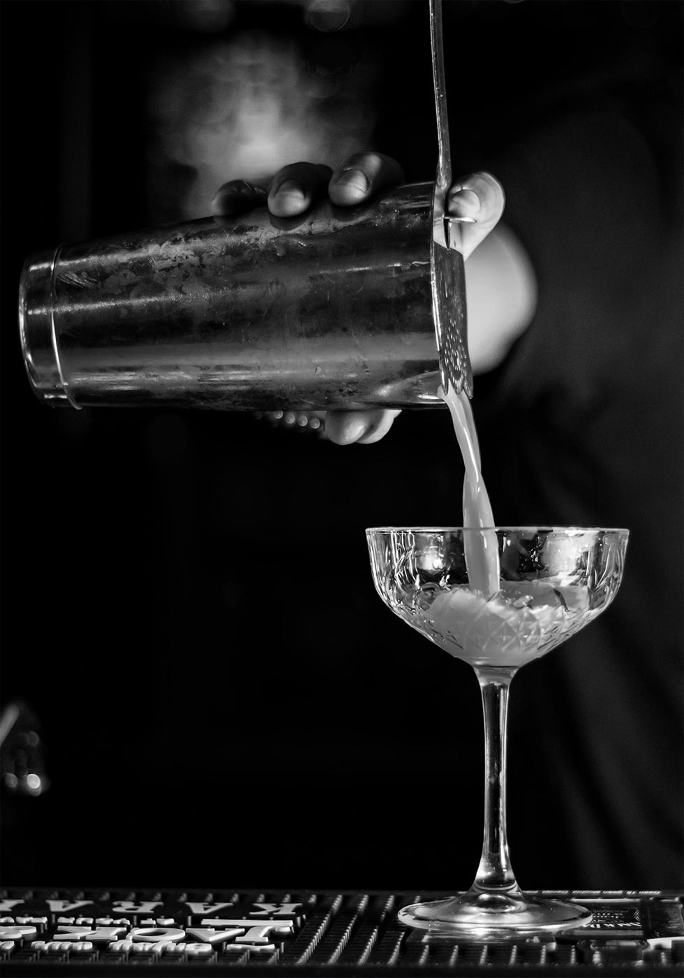 Bartender Makes a Cocktail Plakat - Posterbox.dk