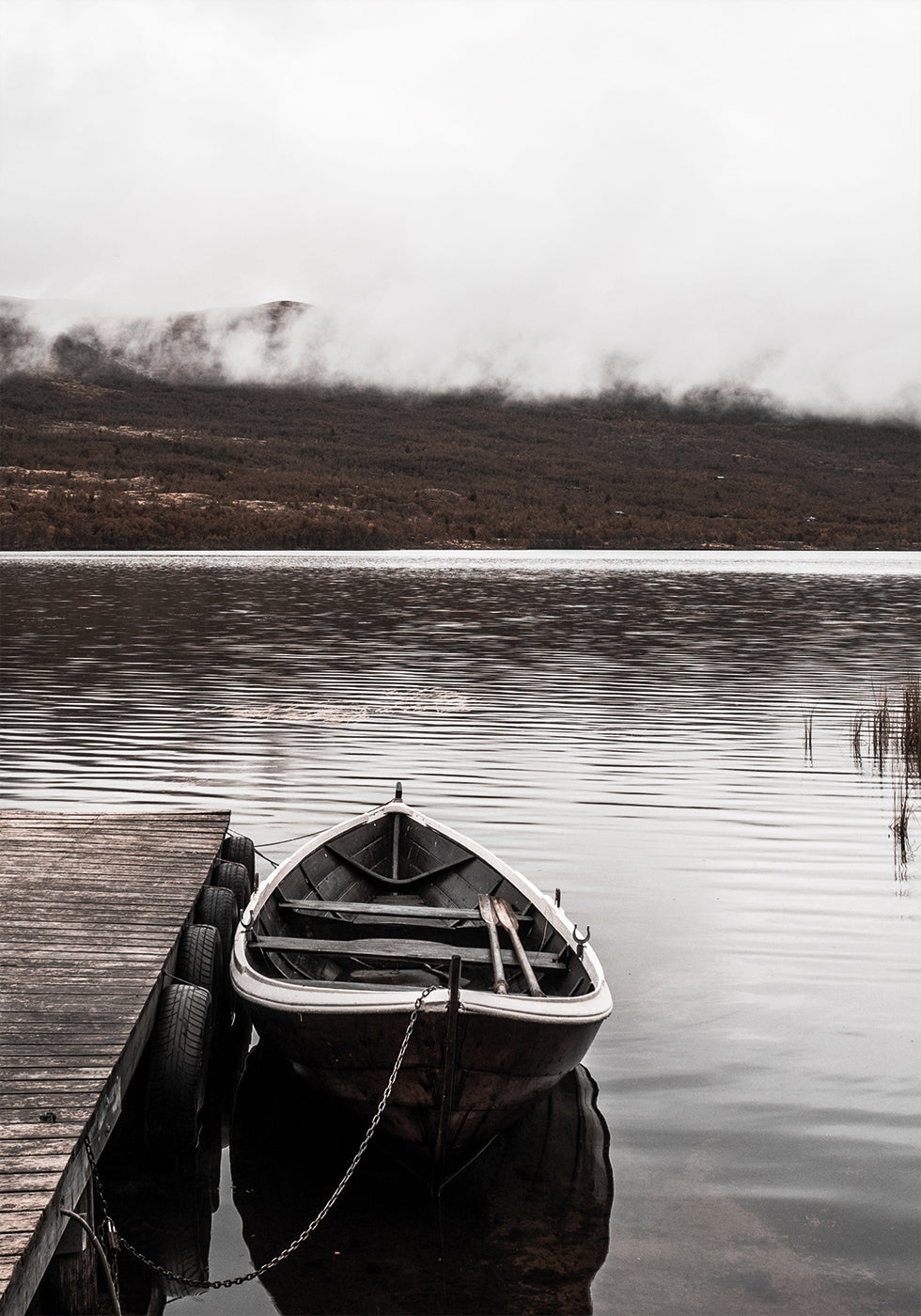 Boat In A Lake Near The Mountains Plakat - Posterbox.dk