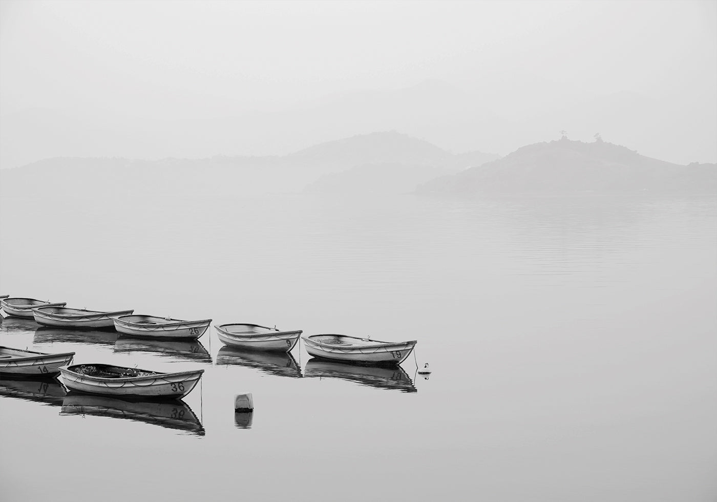 Boats In A Foggy Lake Plakat - Posterbox.dk