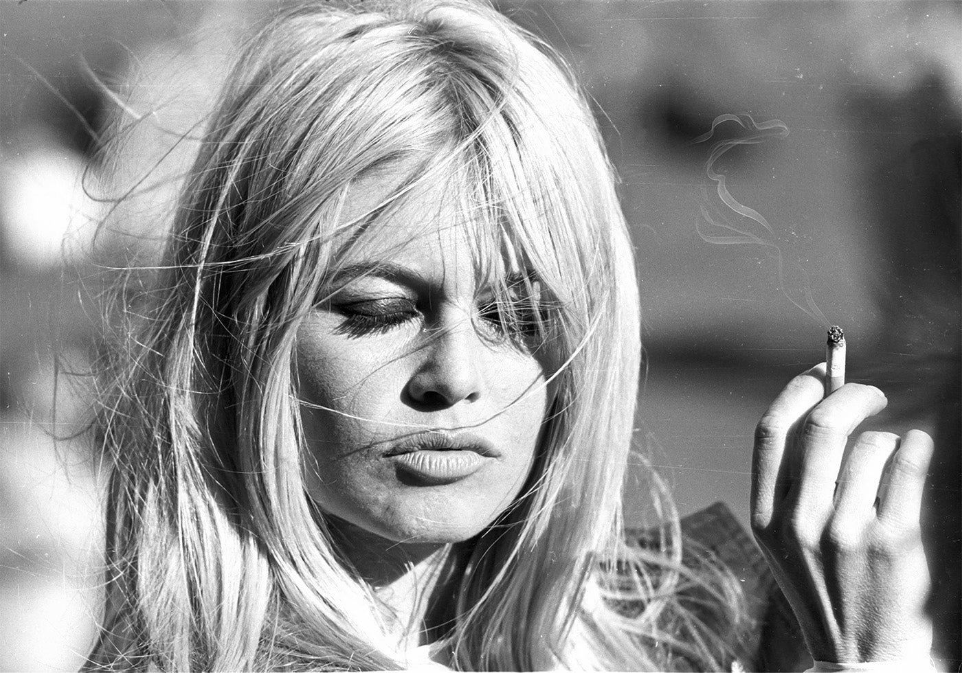 Brigitte Bardot With Cigarette On Wind Plakat - Posterbox.dk