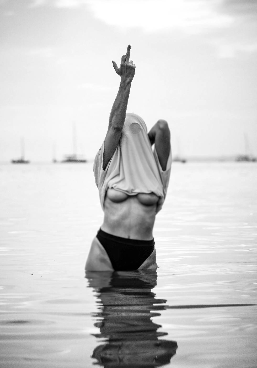 Feminist Middle Finger BW Plakat - Posterbox.dk