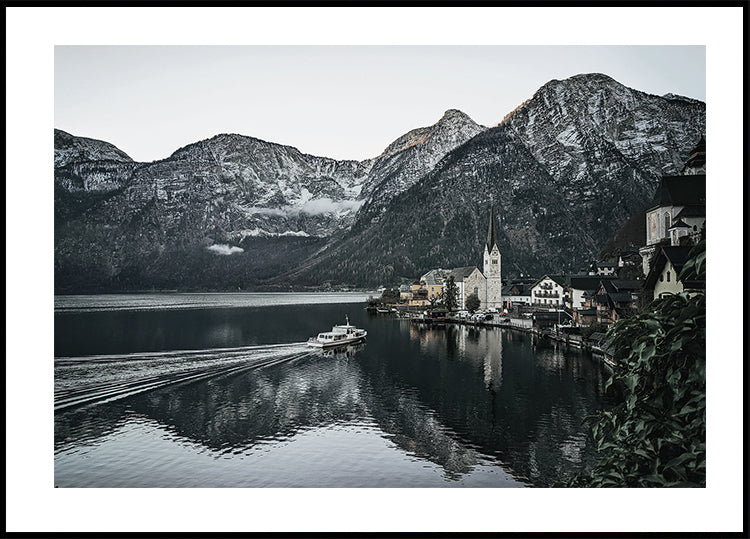 A Boat In The River Along The Hallstatt Plakat - Posterbox.dk