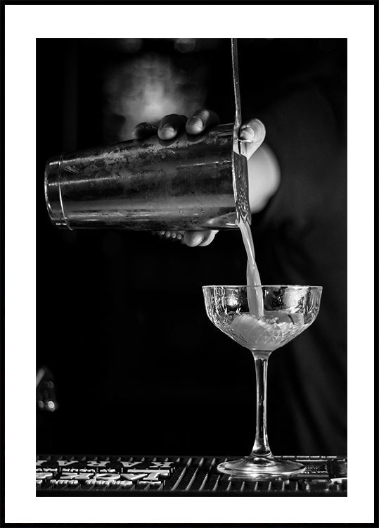 Bartender Makes a Cocktail Plakat - Posterbox.dk