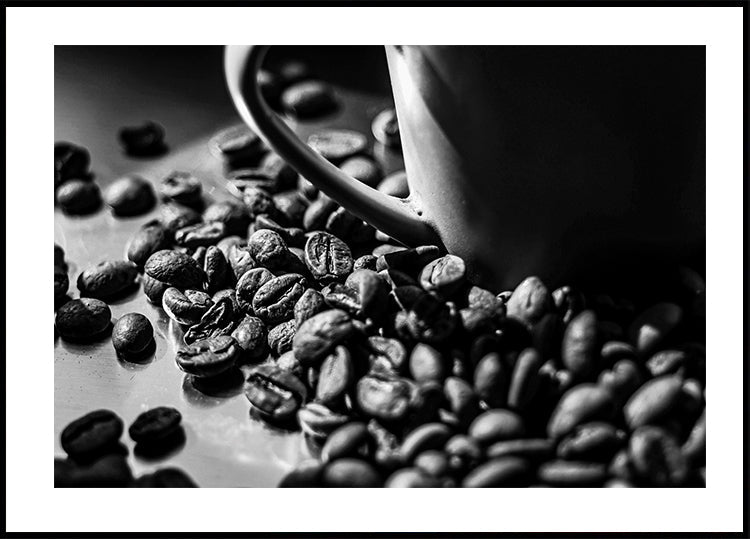 Coffee Beans With A Cup Plakat - Posterbox.dk