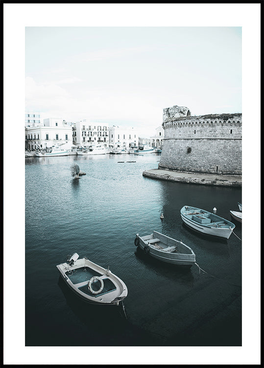 Boats With Views of Puglia Plakat - Posterbox.dk