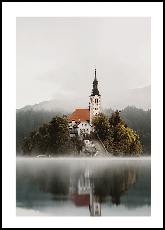 A Church On An Island In The Middle Of Lake Bled Plakat - Posterbox.dk