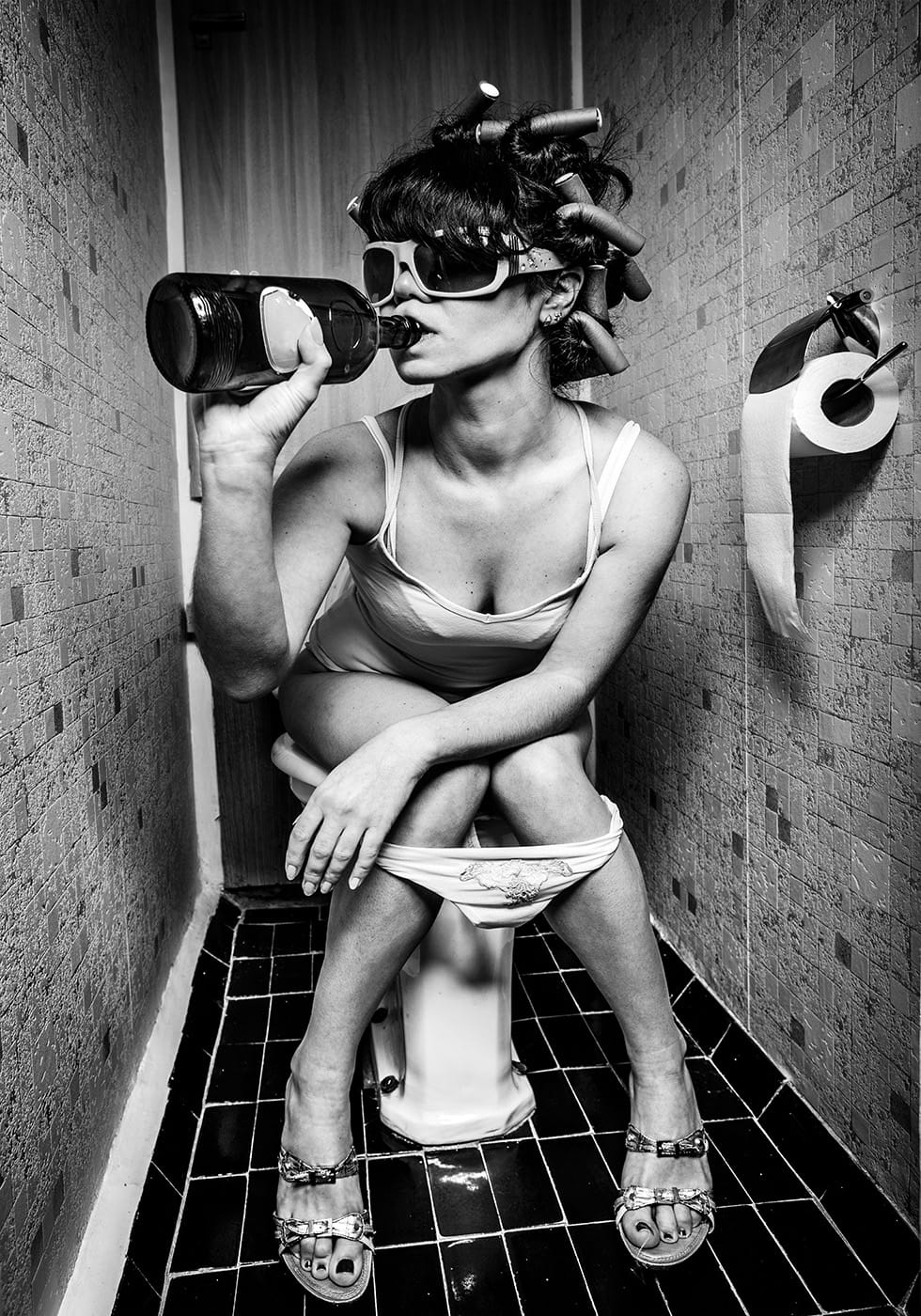 Girl Drinking on the Toilet - Artistic Satire Plakat - Posterbox.dk