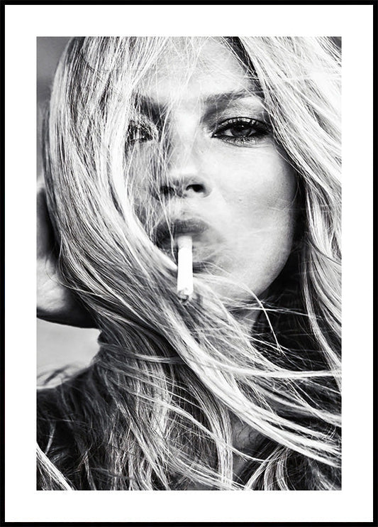 Kate Moss Smokes Cigarette Plakat