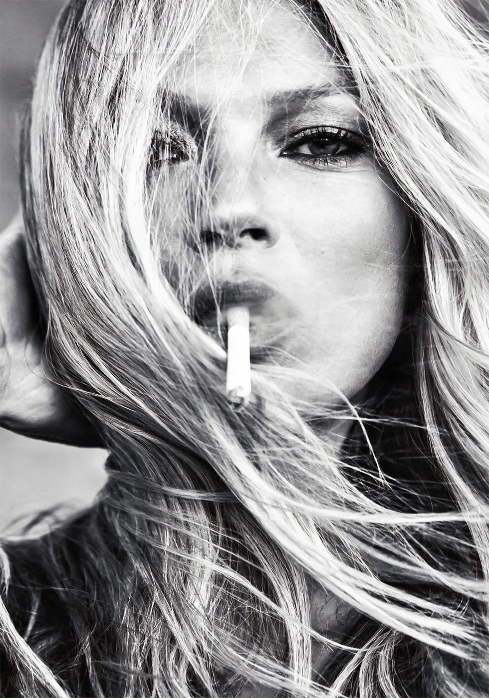 Kate Moss Smokes Cigarette Plakat - Posterbox.dk