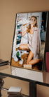 Kate Moss by the Fridge Plakat - Posterbox.dk
