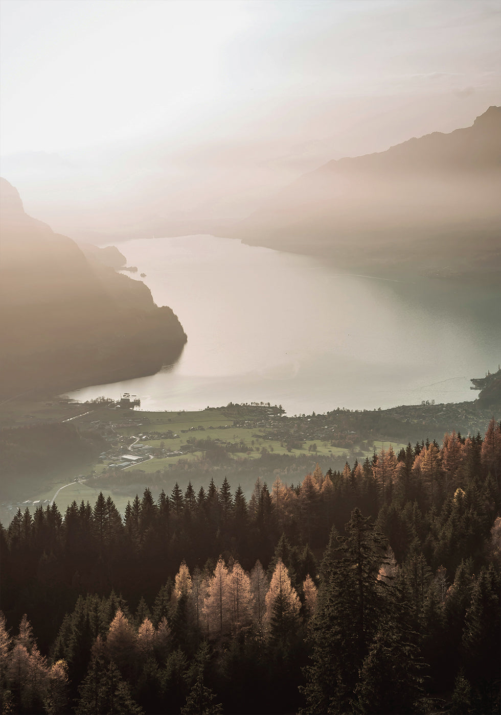 Misty Lake and Mountain View Plakat