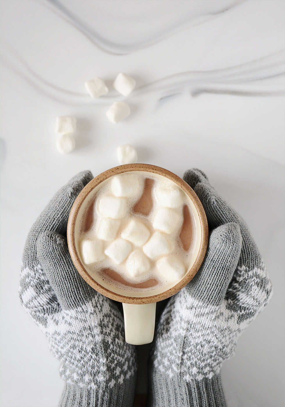 Hot Chocolate with Marshmallows and Cozy Mittens Plakat