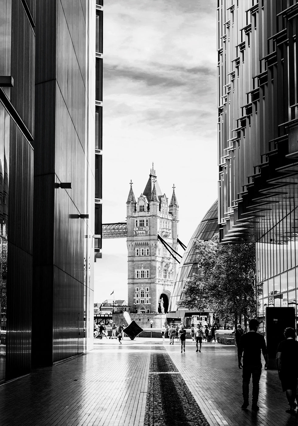 Tower Bridge Framed by Modern Architecture Plakat