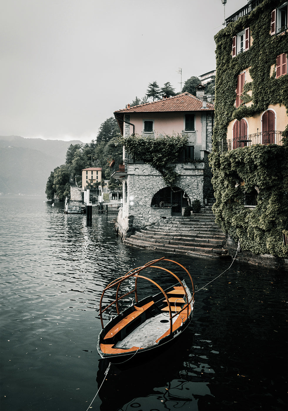 View Of The City From Lake Como Plakat - Posterbox.dk