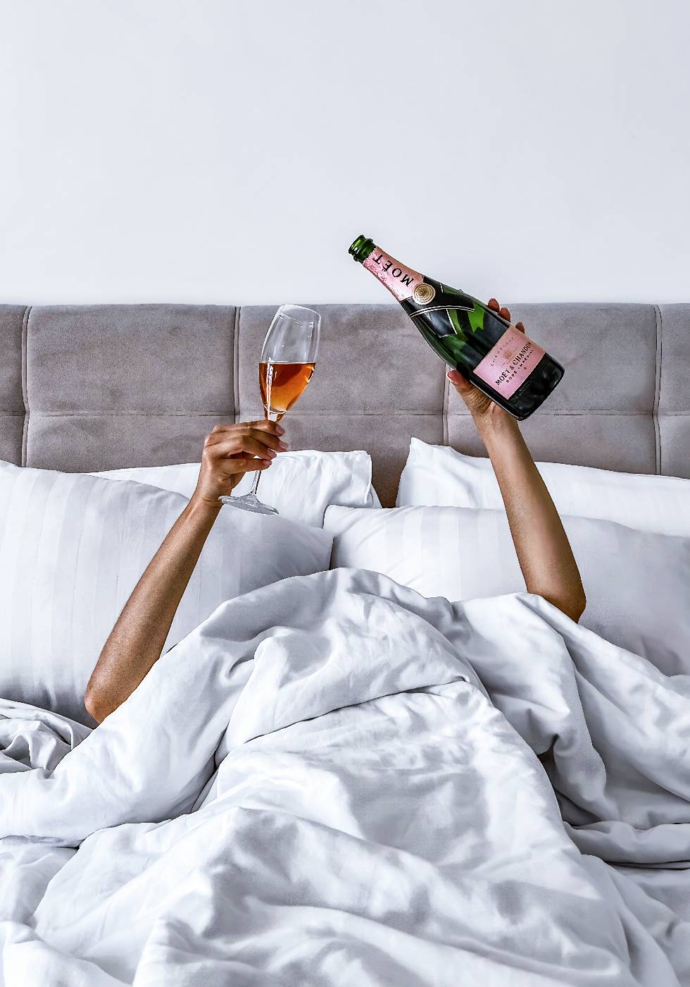 Woman Champagne in Bed Plakat - Posterbox.dk
