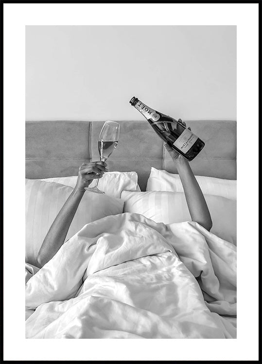 Woman Drinking Wine in Bed Plakat - Posterbox.dk