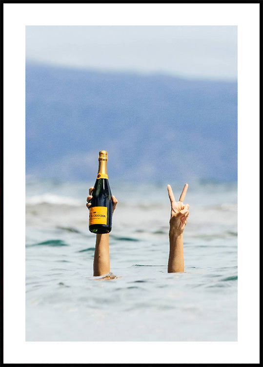 Woman With Wine in Beach Plakat - Posterbox.dk