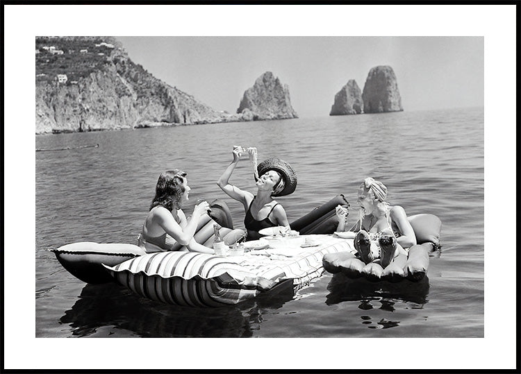 intage Summer, Women Eating Pasta on a Lake Plakat - Posterbox.dk