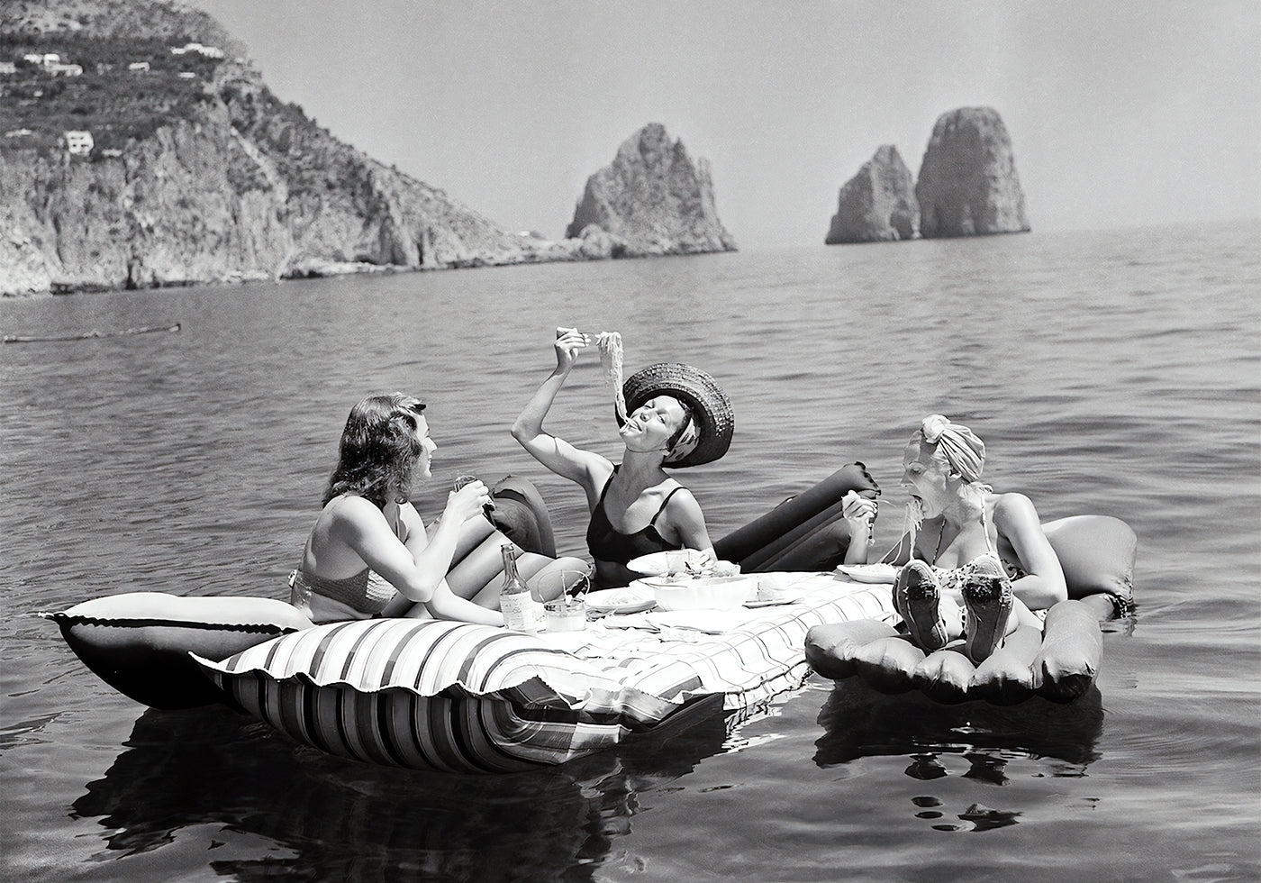 Women Eating Pasta on Lake Plakat