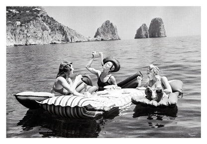 Women Eating Pasta on Lake Plakat - Posterbox.no