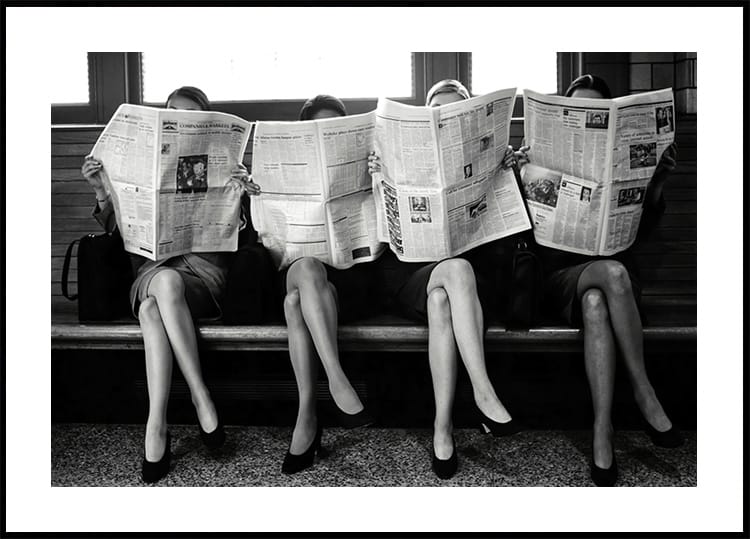 Women Reading Newspaper Plakat