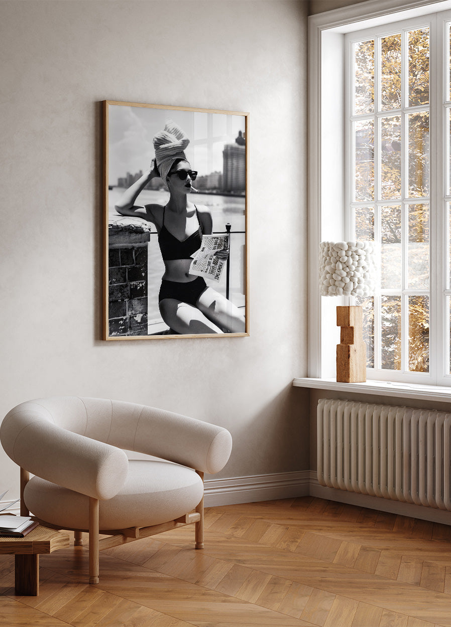 Women Reading Newspaper Print Plakat - Posterbox.dk