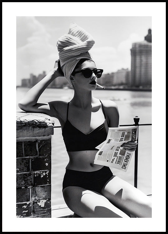 Women Reading Newspaper Print Plakat - Posterbox.dk