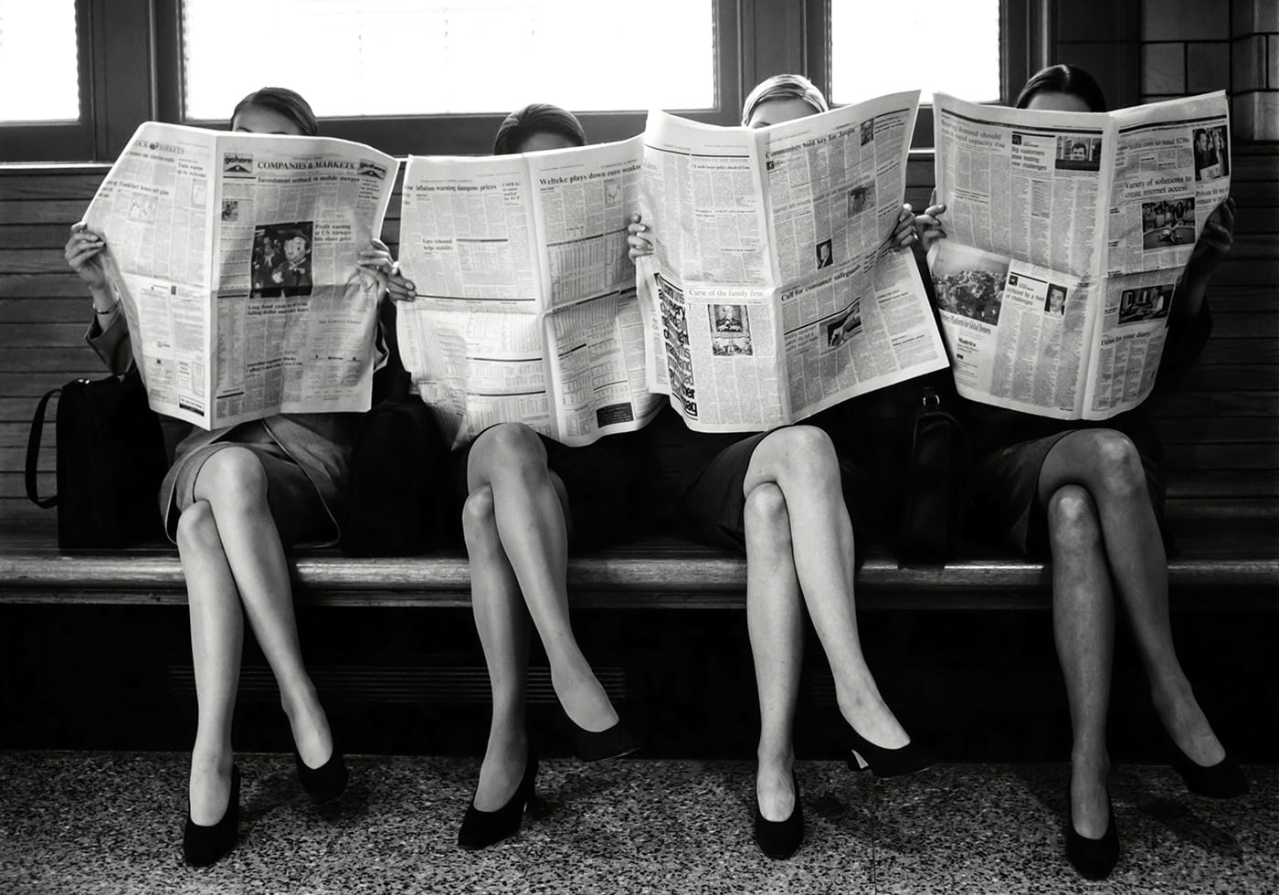 Women Reading Newspapers Plakat