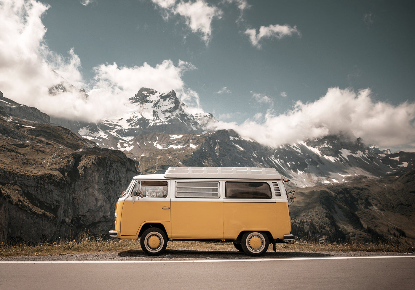 Yellow Van in the Mountains Plakat