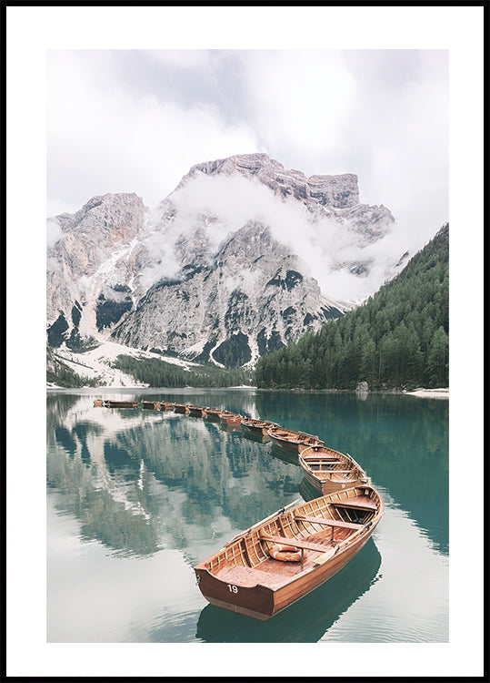 Boats At Braies Lake Plakat - Posterbox.dk