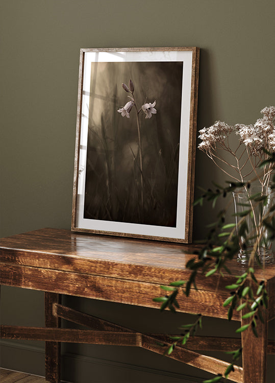 A small flower on the ground Plakat