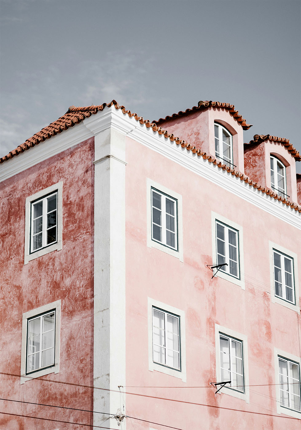 Pink Building in Lisbon Plakat - Posterbox.dk