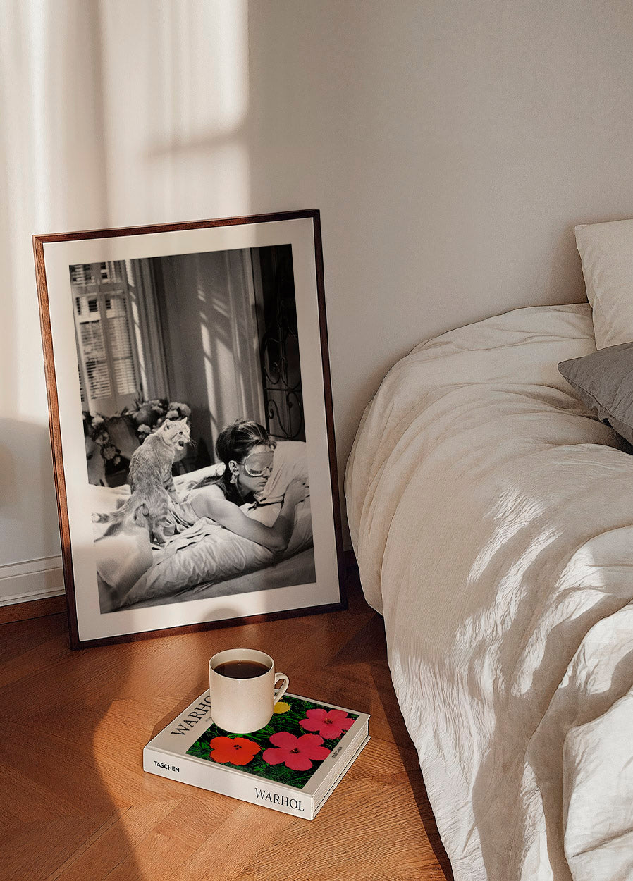 Audrey Hepburn Sleeping With Cat Plakat - Posterbox.dk