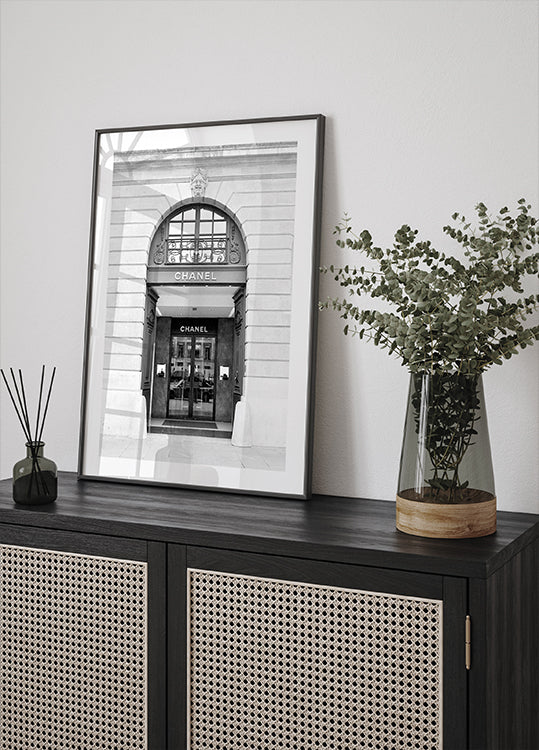 Chanel Boutique Black and White Plakat - Posterbox.dk