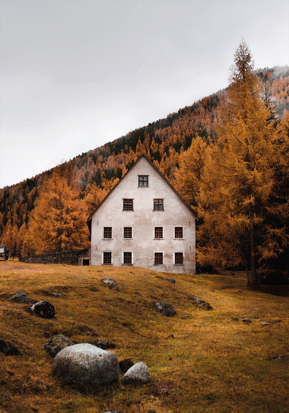 House Near the Autumn Mountains Plakat - Posterbox.dk