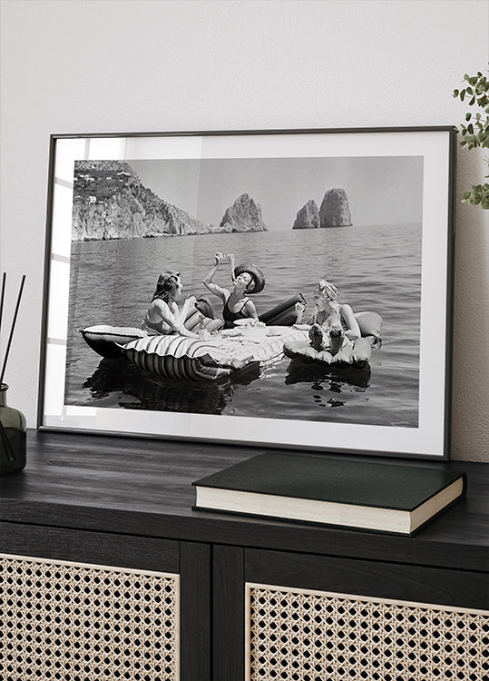 intage Summer, Women Eating Pasta on a Lake Plakat - Posterbox.dk