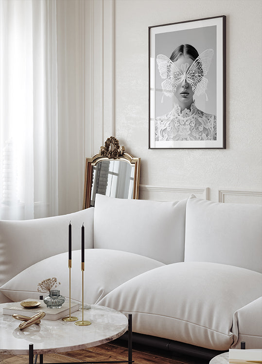 Lady in White with Butterfly Mask Plakat - Posterbox.dk