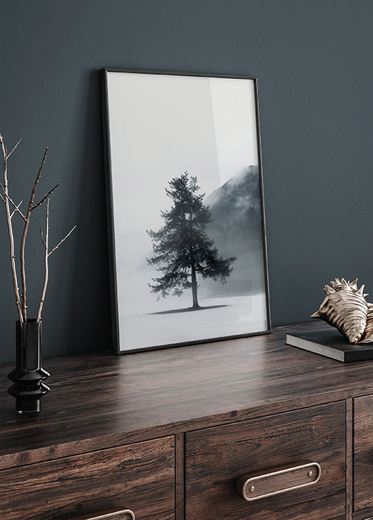 Lone Pine Tree in Foggy Field Plakat - Posterbox.dk