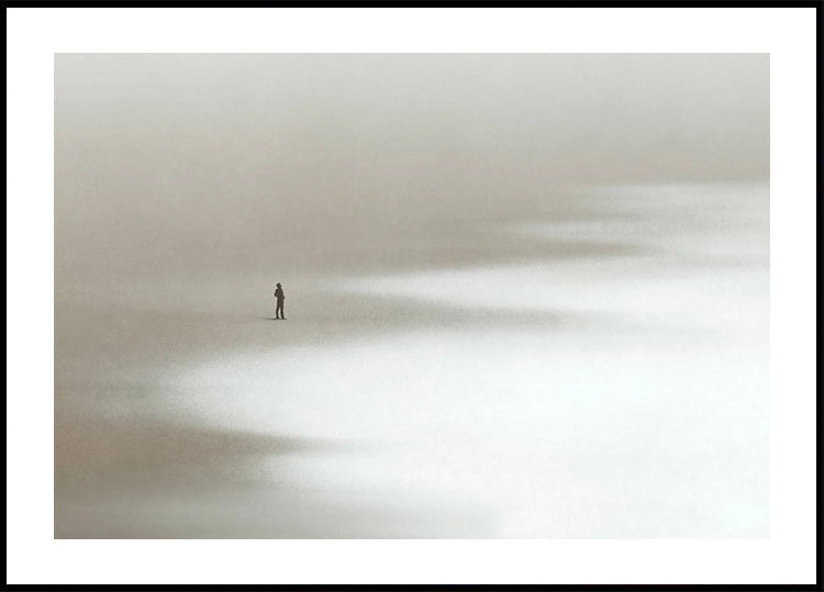 Lonely Man Walking the Beach Plakat - Posterbox.dk