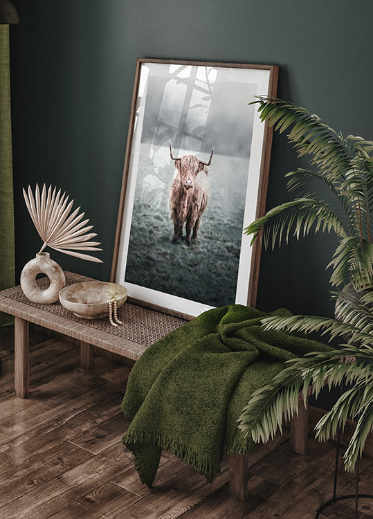 Majestic Highland Cow in Misty Field Plakat - Posterbox.dk