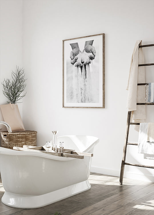 Sand Falling From Hands (B&W) Plakat - Posterbox.dk