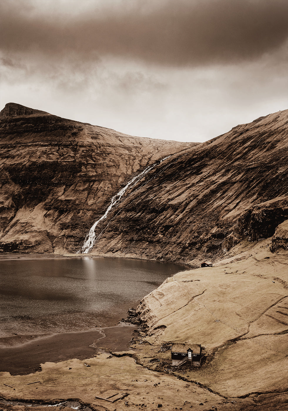 Small House Near the Waterfall Plakat - Posterbox.dk
