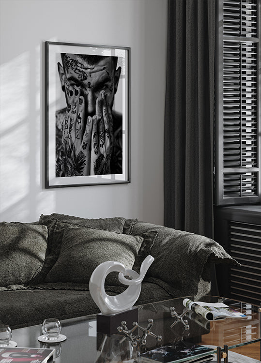 Tattooed Face and Hands Plakat - Posterbox.dk