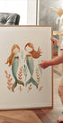 Twin Mermaids, underwater girls Plakat - Posterbox.dk