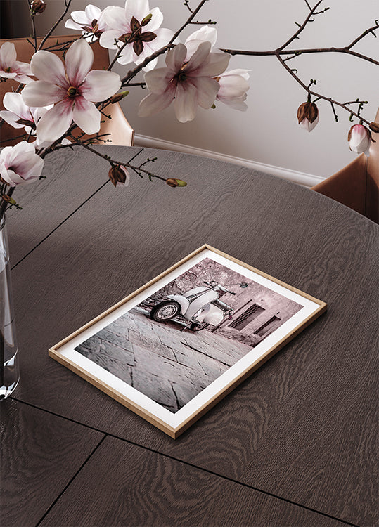 Vintage Scooter in Cobblestone Alley Plakat - Posterbox.dk