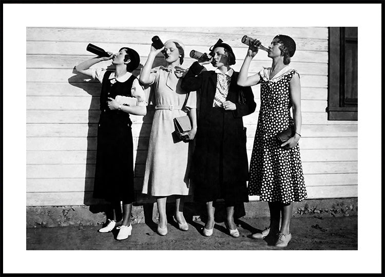 Vintage Women Drinking Beer Black & White Plakat - Posterbox.dk